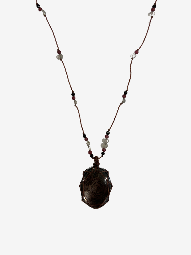 Rakhi Me Petit Talisman Laz Hyperstène composé de plusieurs pierres.