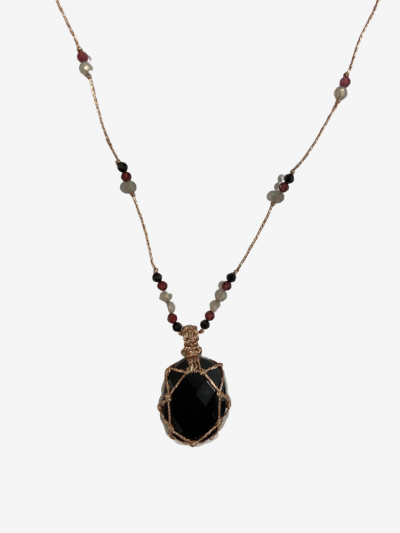 Petit talisman Laz Métalic onyx noir Rakhi me composé de plusieurs pierres: grenat, labradorite et onyx noir