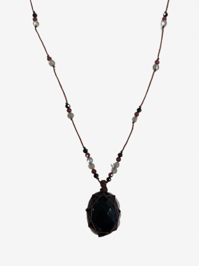 Rakhi Me petit talisman laz Onyx Noir composé de plusieurs pierres : grenat, labradorite et onyx noir