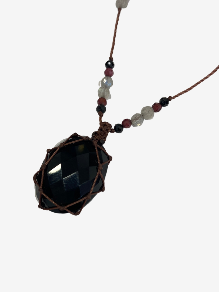 Rakhi Me petit talisman laz Onyx Noir composé de plusieurs pierres : grenat, labradorite et onyx noir