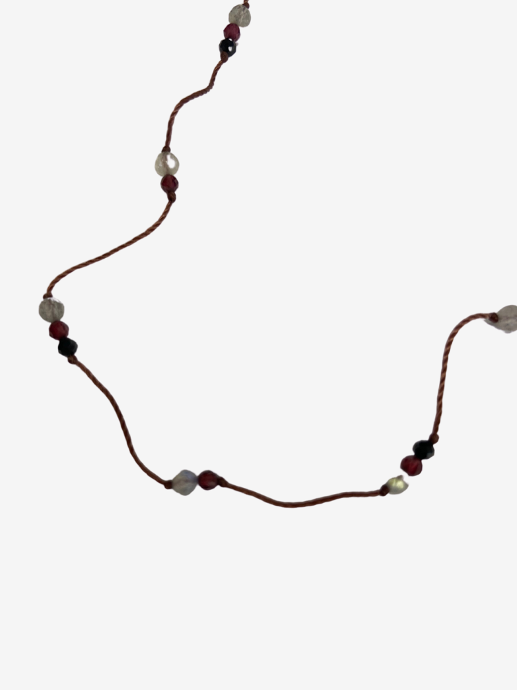 Ras de cou Rakhi me en pierres de grenat et onyx noir et labradorite.