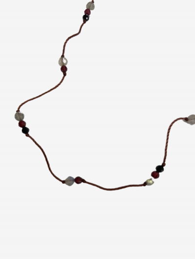 Ras de cou Rakhi me en pierres de grenat et onyx noir et labradorite.