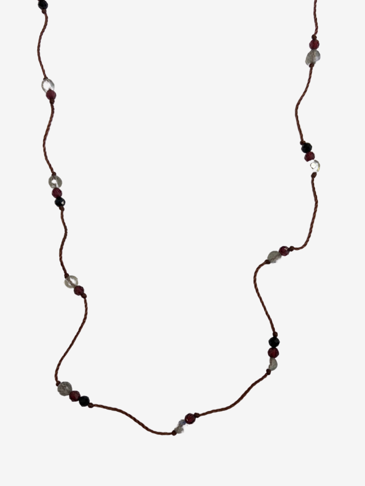 Ras de cou Rakhi me en pierres de grenat et onyx noir et labradorite.