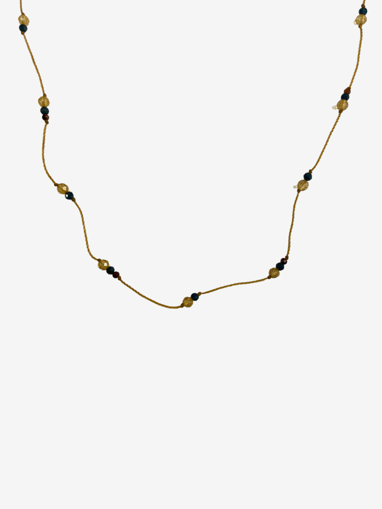 Collier Ras de cou Rakhi me en pierre fines composé de pierres d'oeil de tigre rouge, citrine et zircon bleu
