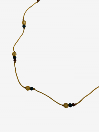 Collier Ras de cou Rakhi me en pierre fines composé de pierres d'oeil de tigre rouge, citrine et zircon bleu