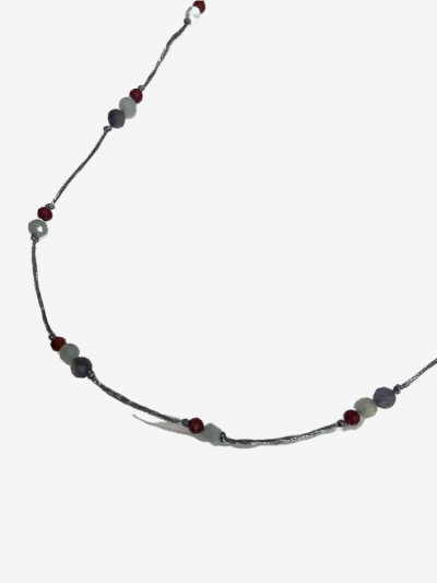 La pierre iolite favorise un sommeil profond et récupérateur, elle est connue pour faciliter l'endormissement . Rakhi me