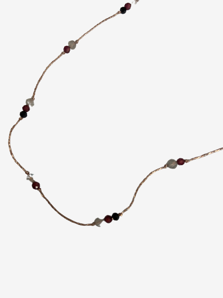 Ras de cou Rakhi Me laz métal composé de pierres de grenat, onyx noir et labradorite.