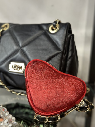Porte monnaie en forme de coeur rouge avec finitions dorée. Boutique Mademoiselle Louise - Melle Louise.