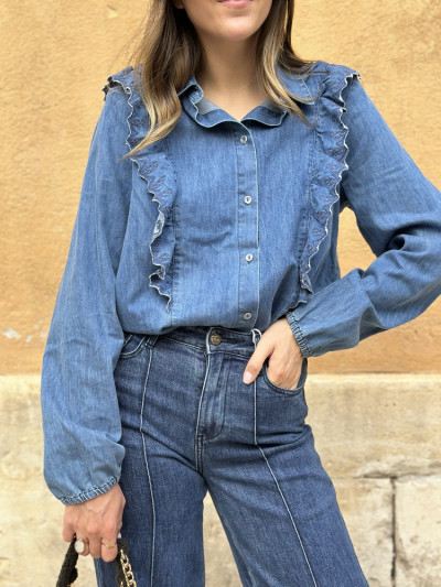 Chemise en jean bleu avec broderies et froufrous. Boutique Mademoiselle Louise.