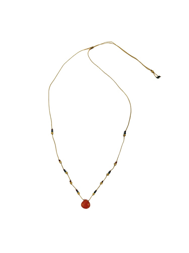 Collier drop Rakhi me orné d'une délicate goutte facettée de cornaline et petites pierres.