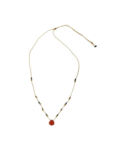 Collier drop Rakhi me orné d'une délicate goutte facettée de cornaline et petites pierres.