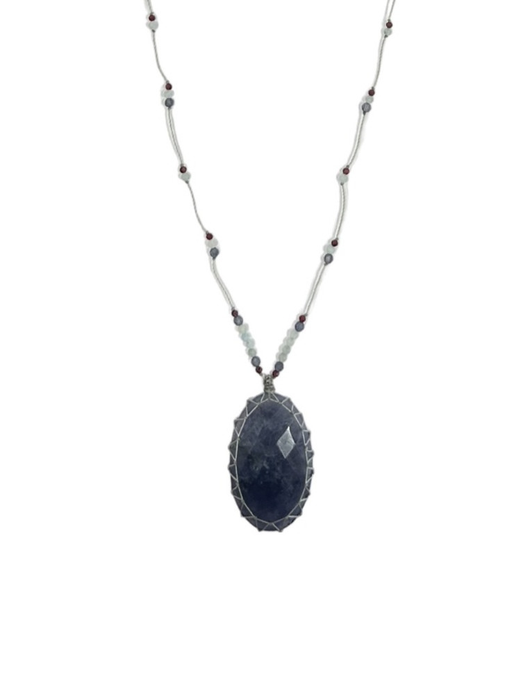 Grand talisman LUCIE iolite Rakhi me composé de plusieurs pierres montés sur des fils de couleurs gris perles