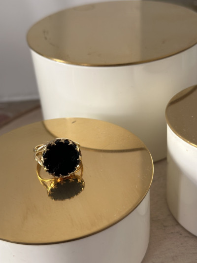 Bague ronde noir avec détails doré en acier inoxydable. Boutique Mademoiselle Louise - Melle Louise