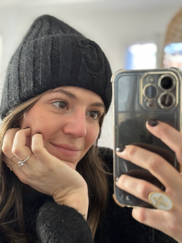 Bonnet avec logo "c" en doudou. Bonnet côtelé avec ourlet noir. Boutique Mademoiselle Louise - Melle Louise.