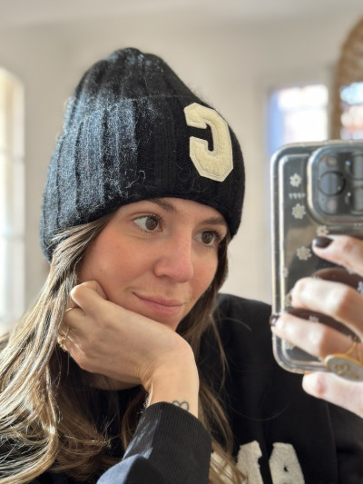 Bonnet avec logo "c" en doudou. Bonnet côtelé avec ourlet noir et blanc. Boutique Mademoiselle Louise - Melle Louise.