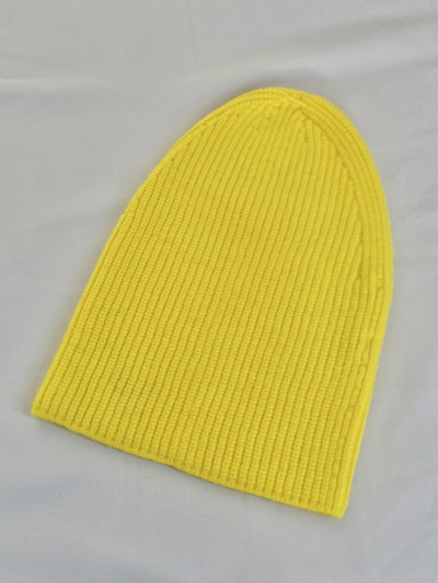 Bonnet long jaune avec touché cachemire. Bonnet qui se porte aussi avec un revers.