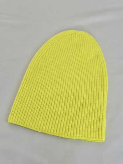 Bonnet long jaune fluo avec touché cachemire. Bonnet qui se porte aussi avec un revers.
