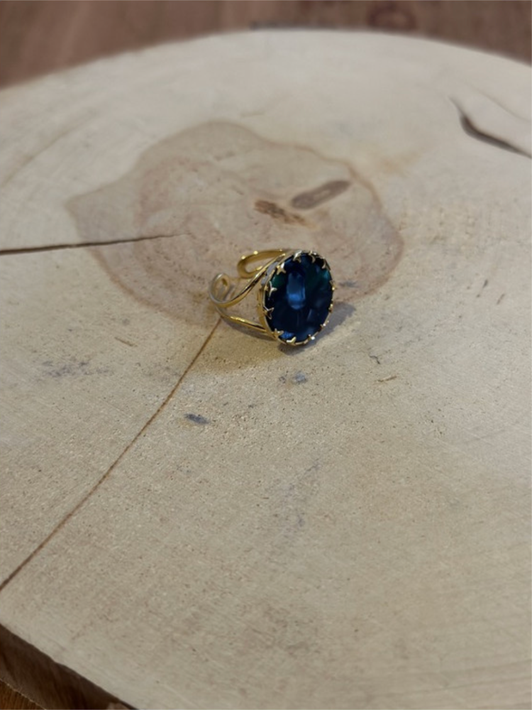 Bague ronde verte avec détails doré acier inoxydable. Melle Louise.