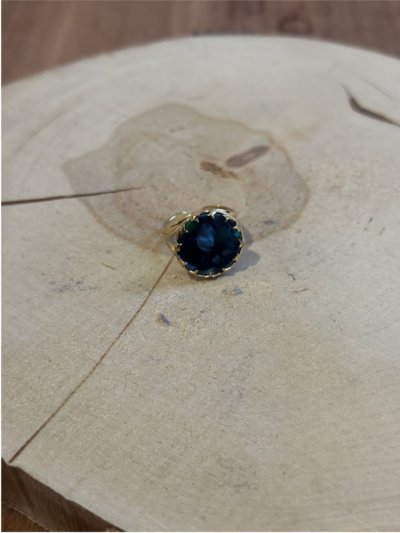 Bague ronde verte avec détails doré acier inoxydable. Melle Louise.