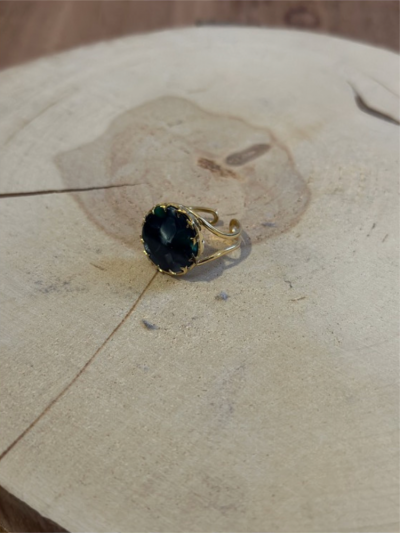 Bague ronde verte avec détails doré acier inoxydable. Melle Louise. 2