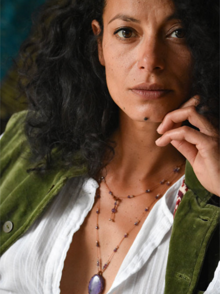 Ras de cou Rakhi me ORISSA violet en pierre fines et fils de soie. Pierres améthyste, pierres de soleil et charoïte.