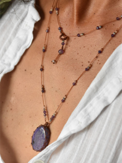 Ras de cou Rakhi me ORISSA violet en pierre fines et fils de soie. Pierres améthyste, pierres de soleil et charoïte.