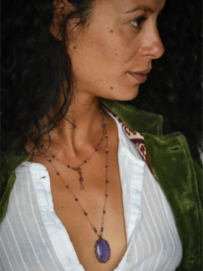 Ras de cou Rakhi me ORISSA violet en pierre fines et fils de soie. Pierres améthyste, pierres de soleil et charoïte. 2