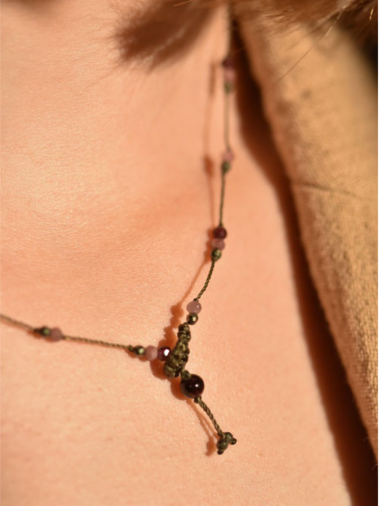 Ras de cou Rakhi me bordeaux. BHAJAN. Pierres de grenat, tourmaline rose et pyrite. Melle Louise.