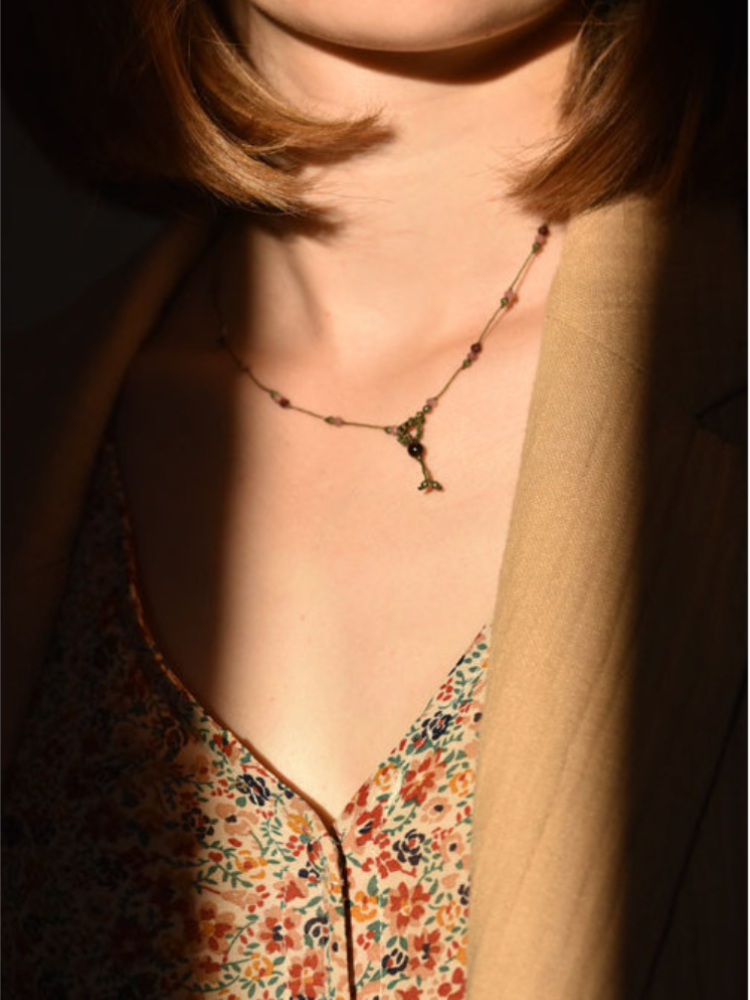 Ras de cou Rakhi me bordeaux. BHAJAN. Pierres de grenat, tourmaline rose et pyrite. Melle Louise.