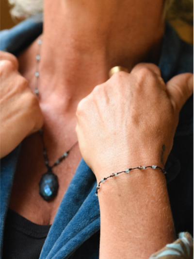 Bracelet Rakhi me sing benghal gris qui est composé de pierre l'patite, l'obsidienne et le quartz fumé. Melle Louise. 2