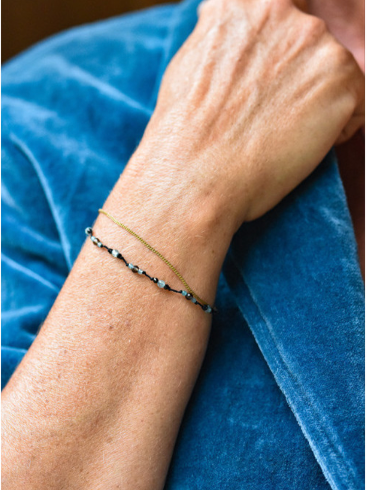 Bracelet Rakhi me sing benghal gris qui est composé de pierre l'patite, l'obsidienne et le quartz fumé. Melle Louise.