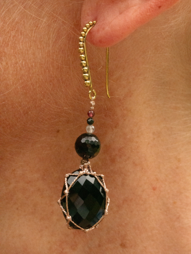Boucles d'oreilles MINA LEON onyx noir en pierres fines composées de plusieurs pierres. Rakhi me. Melle Louise
