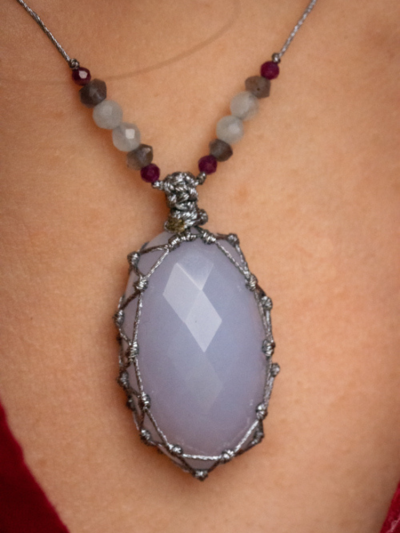 Collier Rakhi me Grand talisman lucie metalic Calcédoine composé de pierres : zircon violet, iolite et calcédoine.