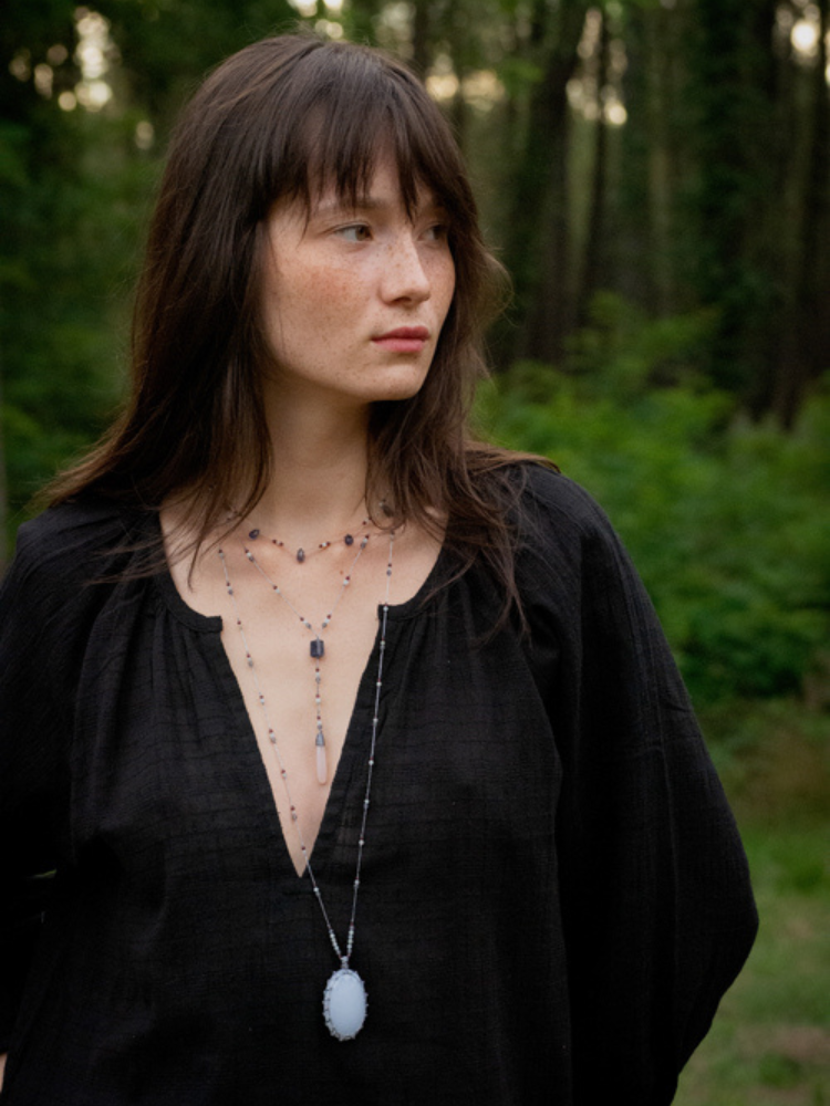 Collier Rakhi me Grand talisman lucie metalic Calcédoine composé de pierres : zircon violet, iolite et calcédoine.