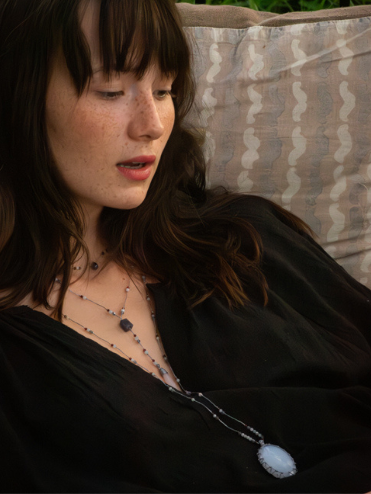 Collier Rakhi me Grand talisman lucie metalic Calcédoine composé de pierres : zircon violet, iolite et calcédoine.