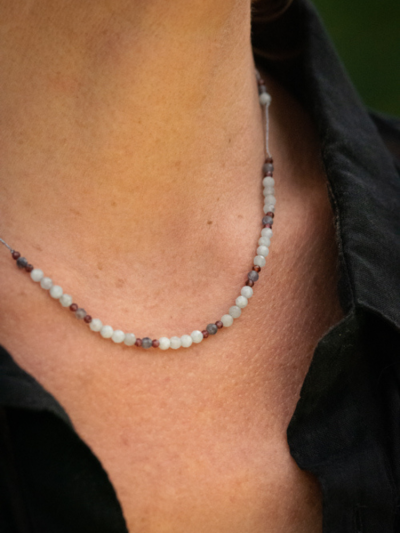 Collier Rakhi me monté et noué à la main dans nos ateliers en Inde montés sur fils de couleur bordeaux.