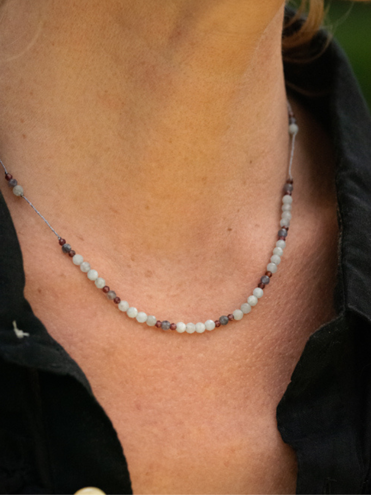 Collier Rakhi me monté et noué à la main dans nos ateliers en Inde montés sur fils de couleur bordeaux.