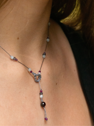 La pierre iolite favorise un sommeil profond et récupérateur, elle est connue pour faciliter l'endormissement . Rakhi me