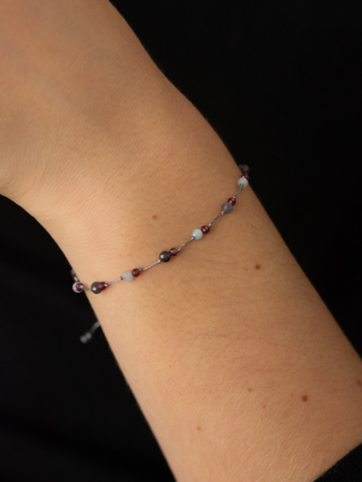 Bracelet Rakhi me composé de pierre onyx vert, rubis, pierre de soleil, iolite, calcédoine. Mademoiselle Louise.