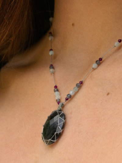 Petit talisman Rakhi me LUCIE iolite. Mademoiselle Louise