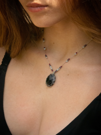 Petit talisman Rakhi me LUCIE iolite. Mademoiselle Louise