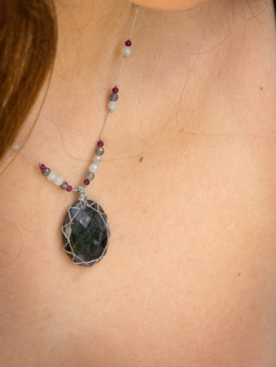 Petit talisman Rakhi me LUCIE iolite. Mademoiselle Louise