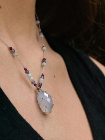 Petit talisman composé de pierre calcédoine, zircon violet, iolite. Rakhi me