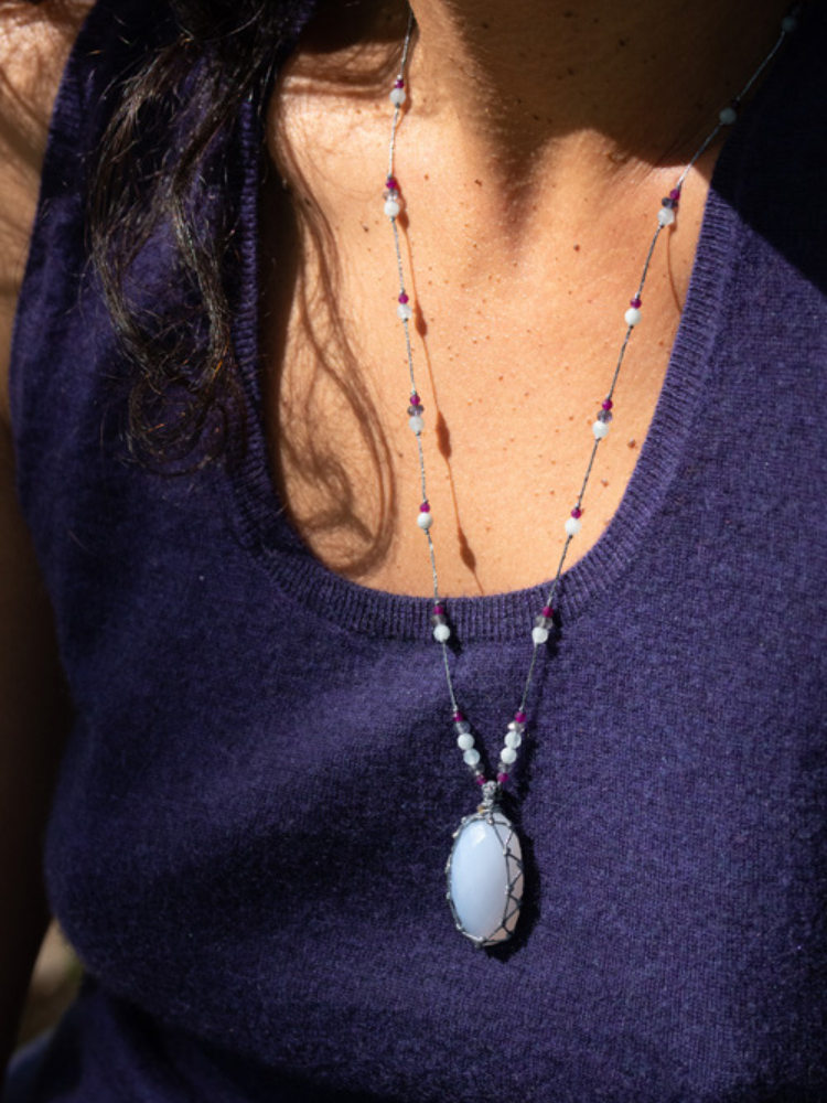 Petit talisman composé de pierre calcédoine, zircon violet, iolite. Rakhi me