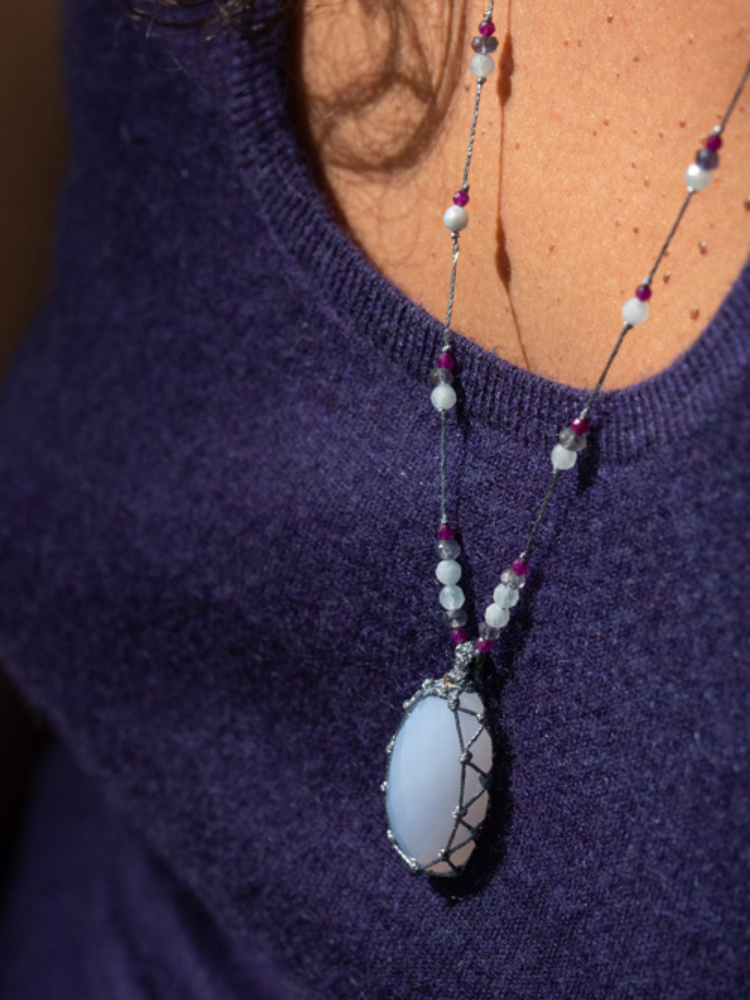 Petit talisman composé de pierre calcédoine, zircon violet, iolite. Rakhi me