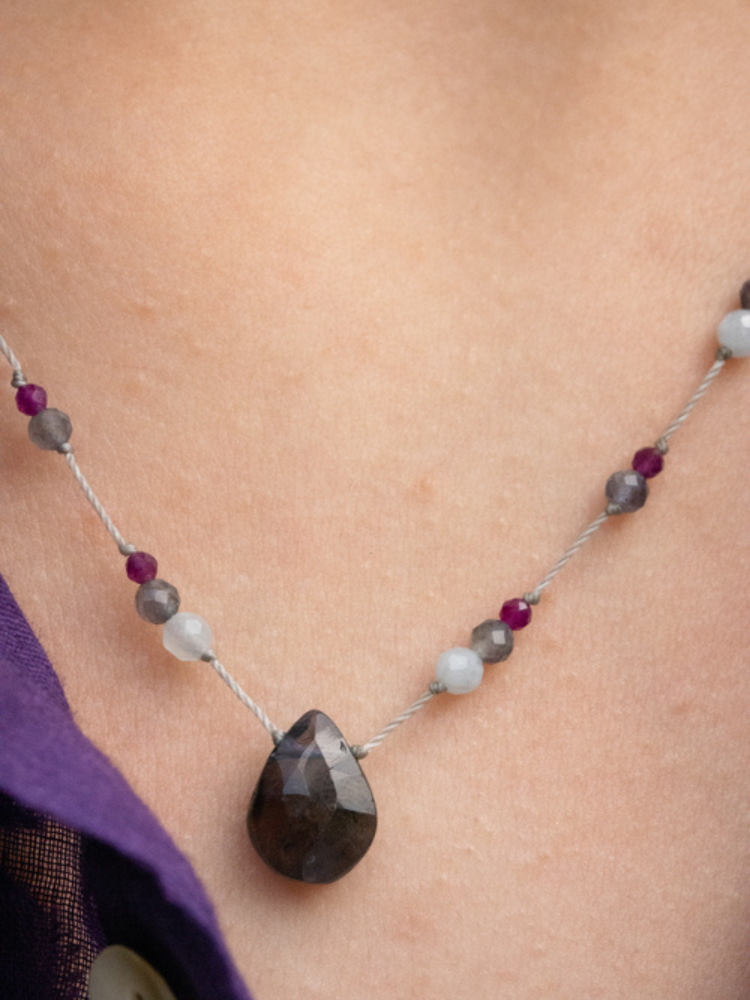 Collier DROP LUCIE iolite. Les petites pierres sont en grenat, calcédoine et iolite.