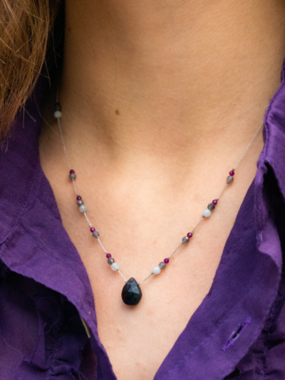 Collier DROP LUCIE iolite. Les petites pierres sont en grenat, calcédoine et iolite. 2