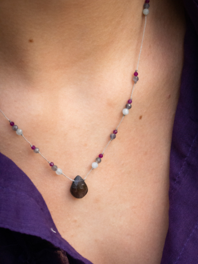 Collier DROP LUCIE iolite. Les petites pierres sont en grenat, calcédoine et iolite.