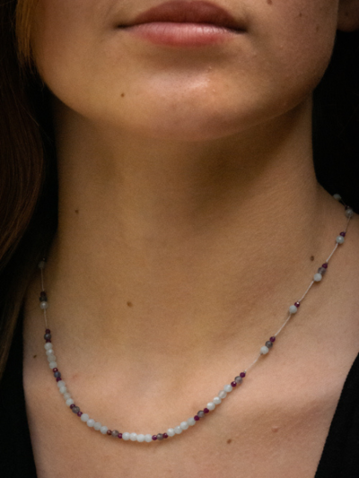 Collier line rakhi me composé de différentes pierres: calcédoine, iolite et zircon violet sur des fils de couleurs gris perle.