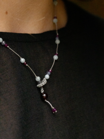 Ras de cou Rakhi Me lucie en pierres fines composé de différentes pierres: calcédoine, iolite et zircon violet